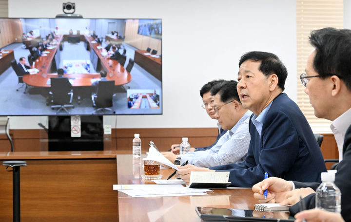 [서울=뉴시스] 조성우 기자 = 구윤철(오른쪽 두 번째) 경제부총리 겸 기획재정부 장관이 4일 서울 종로구 정부서울청사에서 서울-세종청사간 화상으로 열린 확대간부회의를 주재하고 있다. (사진=기획재정부 제공) 2025.08.04. photo@newsis.com *재판매 및 DB 금지