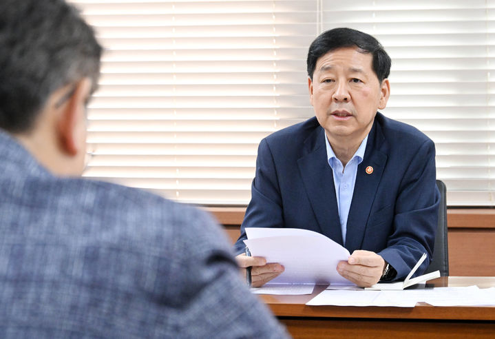 [서울=뉴시스] 조성우 기자 = 구윤철 경제부총리 겸 기획재정부 장관이 4일 서울 종로구 정부서울청사에서 서울-세종청사간 화상으로 열린 확대간부회의를 주재하고 있다. (사진=기획재정부 제공) 2025.08.04. photo@newsis.com *재판매 및 DB 금지