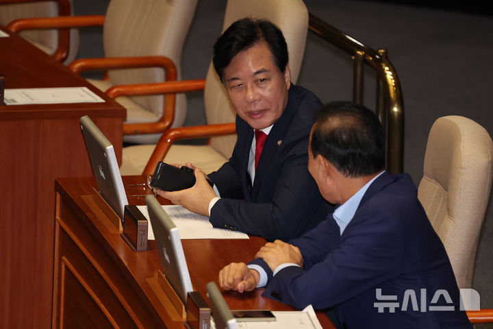 [서울=뉴시스] 김명년 기자 = 송언석 국민의힘 비상대책위원장 겸 원내대표가 4일 오후 서울 여의도 국회에서 열린 제427회국회(임시회) 제3차 본회의에서 박덕흠 의원과 대화하고 있다. 2025.08.04. kmn@newsis.com