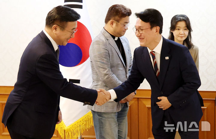 [서울=뉴시스] 추상철 기자 = 김민석 국무총리가 4일 오후 서울 종로구 정부서울청사에서 열린 '이태원 참사 추모위원회' 신규위원 위촉식에서 윤호중 행정안전부 장관과 악수하고 있다. 2025.08.04. scchoo@newsis.com