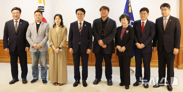 [서울=뉴시스] 추상철 기자 = 김민석 국무총리가 4일 오후 서울 종로구 정부서울청사에서 열린 '이태원 참사 추모위원회' 신규위원 위촉식에서 기념촬영을 하고 있다. 2025.08.04. scchoo@newsis.com