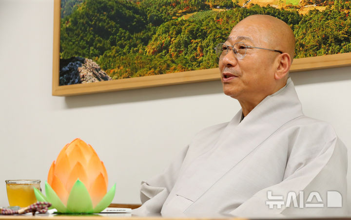 [서울=뉴시스] 김혜진 기자 = 대한불교조계종 민족공동체추진본부 본부장 태효 스님이 지난 4일 오후 서울 종로구 전법회관에서 뉴시스와 인터뷰를 하고 있다. 2025.08.09. jini@newsis.com