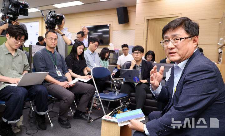[세종=뉴시스] 강종민 기자 = 김성환 환경부 장관이 지난 4일 세종시 정부세종청사에서 열린 출입기자 간담회에서 질문에 답변하고 있다. 2025.08.04. ppkjm@newsis.com