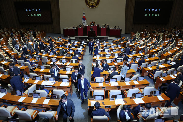 [서울=뉴시스] 김명년 기자 = 4일 오후 서울 여의도 국회에서 열린 제427회국회(임시회) 제3차 본회의에서 국민의힘의 방송3법 반대 필리버스터가 시작되자 더불어민주당 의원들이 회의장을 빠져나가고 있다. 2025.08.04. kmn@newsis.com