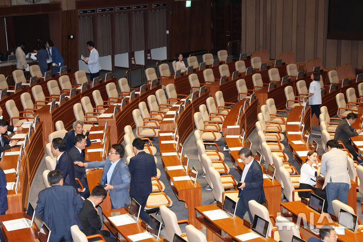 [서울=뉴시스] 김명년 기자 = 4일 오후 서울 여의도 국회에서 열린 제427회국회(임시회) 제3차 본회의에서 국민의힘의 방송3법 반대 필리버스터가 시작되자 더불어민주당 의원들이 회의장을 빠져나가고 있다. 2025.08.04. kmn@newsis.com