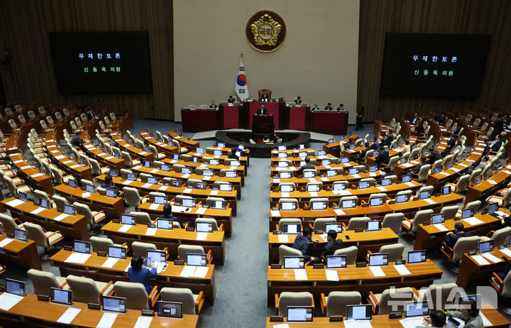[서울=뉴시스] 김명년 기자 = 4일 오후 서울 여의도 국회에서 열린 제427회국회(임시회) 제3차 본회의에서 신동욱 국민의힘 의원의 방송3법 반대 필리버스터가 진행되는 가운데 더불어민주당 의석이 비어있다. 2025.08.04. kmn@newsis.com