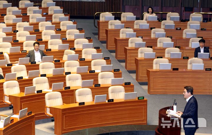 [서울=뉴시스] 조성봉 기자 = 신동욱 국민의힘 의원이 4일 오후 서울 여의도 국회에서 열린 제427회국회(임시회) 제3차 본회의에서 방송3법 반대 필리버스터(무제한토론)를 하고 있는 가운데 더불어민주당 의원들의 빈자리가 눈에 띄고 있다. 2025.08.04. suncho21@newsis.com