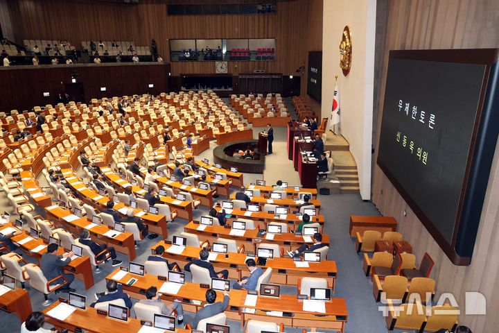 [서울=뉴시스] 조성봉 기자 = 신동욱 국민의힘 의원이 4일 오후 서울 여의도 국회에서 열린 제427회국회(임시회) 제3차 본회의에서 방송3법 반대 필리버스터(무제한토론)를 하고 있는 가운데 더불어민주당 의원들의 빈자리가 눈에 띄고 있다. 2025.08.04. suncho21@newsis.com