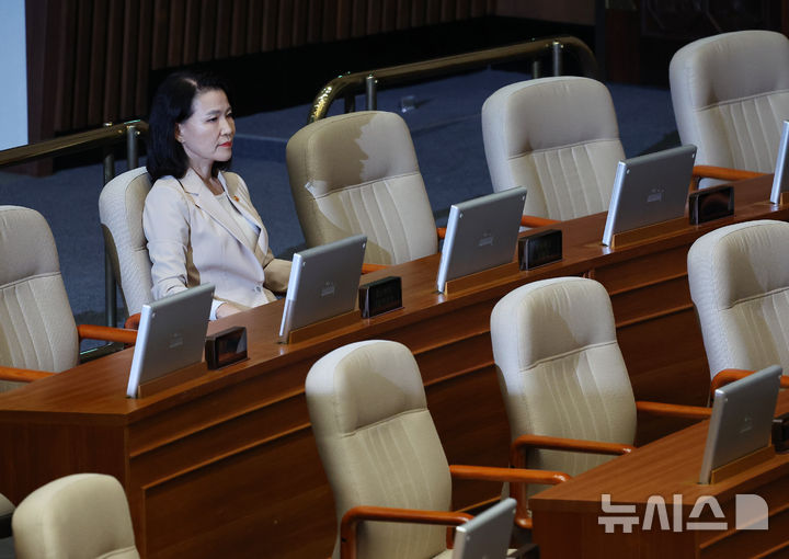 [서울=뉴시스] 김명년 기자 = 이진숙 방통위원장이 4일 오후 서울 여의도 국회에서 열린 제427회국회(임시회) 제3차 본회의에서 신동욱 국민의힘 의원의 방송3법 반대 필리버스터를 듣고 있다. 2025.08.04. kmn@newsis.com