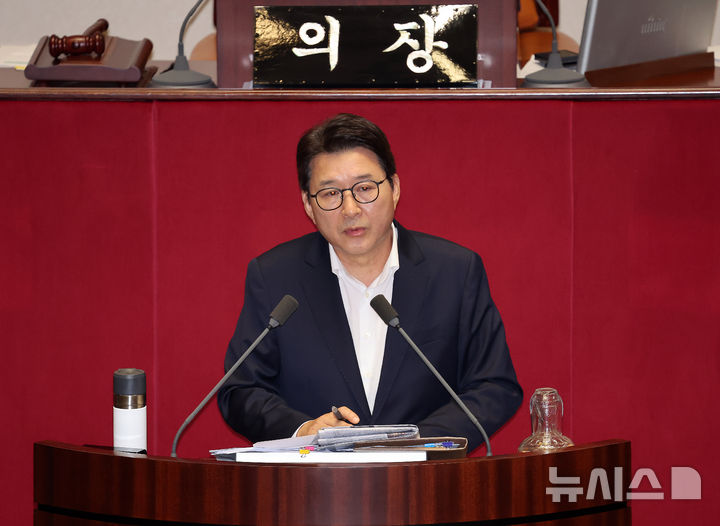 [서울=뉴시스] 김명년 기자 = 신동욱 국민의힘 의원이 4일 오후 서울 여의도 국회에서 열린 제427회국회(임시회) 제3차 본회의에서 의 방송3법 반대 필리버스터를 하고 있다. 2025.08.04. kmn@newsis.com