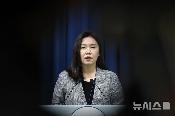 [서울=뉴시스] 최동준 기자 = 강유정 대변인이 4일 서울 용산 대통령실 청사에서 비서실장 주재 수석보좌관회의 관련 브리핑을 하고 있다. 2025.08.04. photocdj@newsis.com