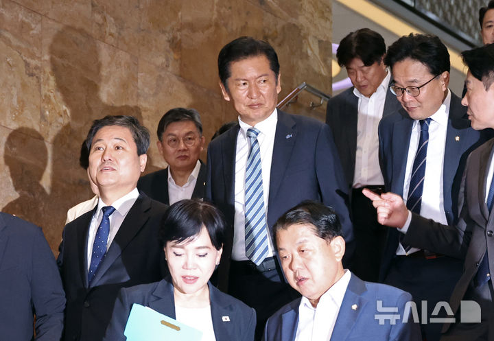 [서울=뉴시스] 김금보 기자 = 정청래 더불어민주당 당대표를 비롯한 의원들이 4일 오후 서울 여의도 국회에서 열린 제427회국회(임시회) 제3차 본회의에서 필리버스터에 돌입하자 회의장을 나서고 있다. 2025.08.04. kgb@newsis.com