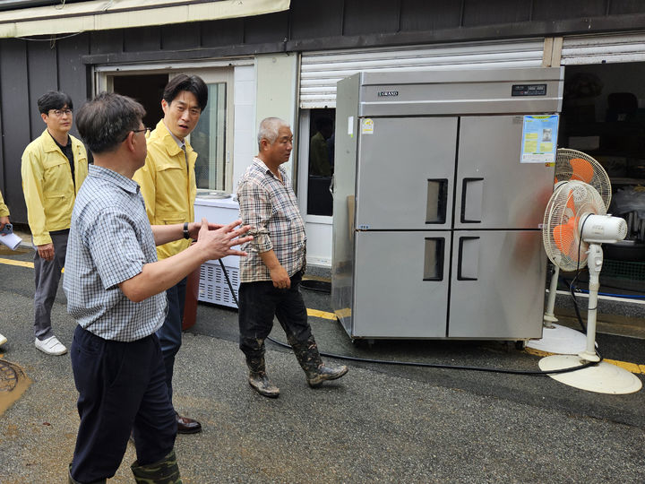 [서울=뉴시스] 조성우 기자 = 노용석 중소벤처기업부 차관이 4일 전남 함평천지 전통시장 및 골목형 상점가를 방문해 집중호우 피해 및 복구 상황을 점검하고 있다. (사진=중소벤처기업부 제공) 2025.08.04. photo@newsis.com *재판매 및 DB 금지