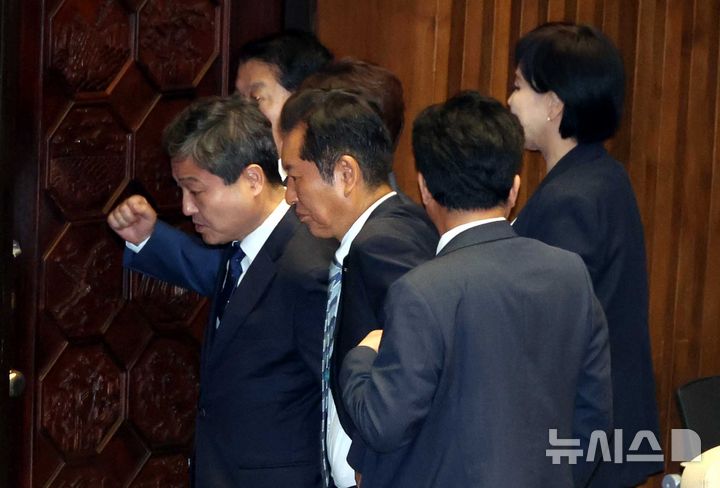 [서울=뉴시스] 조성봉 기자 = 정청래 더불어민주당 대표와 의원들이 4일 오후 서울 여의도 국회에서 열린 제427회국회(임시회) 제3차 본회의에서 방송3법 반대 필리버스터(무제한토론)가 시작되자 밖으로 나서고 있다. 2025.08.04. suncho21@newsis.com