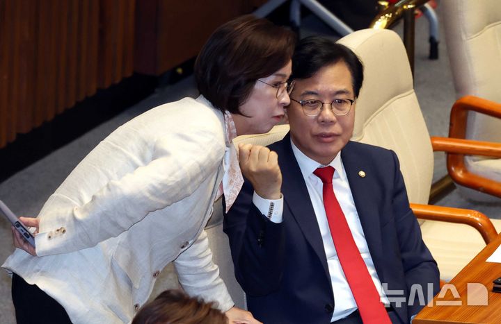 [서울=뉴시스] 조성봉 기자 = 송언석 국민의힘 비상대책위원장 겸 원내대표가 4일 오후 서울 여의도 국회에서 열린 제427회국회(임시회) 제3차 본회의에서 이인선 의원과 대화를 하고 있다. 2025.08.04. suncho21@newsis.com