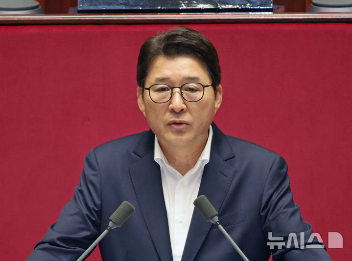 [서울=뉴시스] 김금보 기자 = 신동욱 국민의힘 의원이 4일 오후 서울 여의도 국회에서 열린 제427회국회(임시회) 제3차 본회의에서 방송3법 반대 필리버스터(무제한토론)를 하고 있다. 2025.08.04. kgb@newsis.com