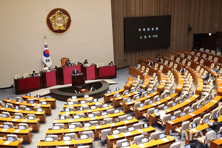 [서울=뉴시스] 김금보 기자 = 신동욱 국민의힘 의원이 4일 오후 서울 여의도 국회에서 열린 제427회국회(임시회) 제3차 본회의에서 방송3법 반대 필리버스터(무제한토론)를 하고 있다. 대부분의 의원석이 비어있다. 2025.08.04. kgb@newsis.com