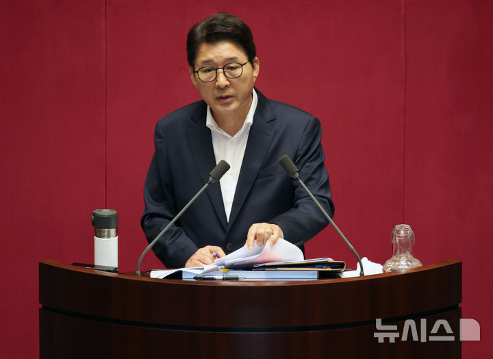 [서울=뉴시스] 김금보 기자 = 신동욱 국민의힘 의원이 4일 오후 서울 여의도 국회에서 열린 제427회국회(임시회) 제3차 본회의에서 방송3법 반대 필리버스터(무제한토론)를 하고 있다. 2025.08.04. kgb@newsis.com