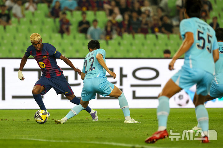 [대구=뉴시스] 이무열 기자 = 4일 대구 수성구 대구스타디움 경기장에서 열린 ‘FC바르셀로나 2025 아시아투어 에디션’ FC바르셀로나와 대구FC의 경기. FC바르셀로나 라민 야말이 돌파하고 있다. 2025.08.04. lmy@newsis.com