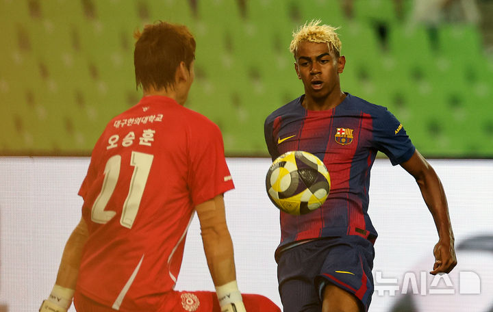 [대구=뉴시스] 이무열 기자 = 4일 대구 수성구 대구스타디움 경기장에서 열린 ‘FC바르셀로나 2025 아시아투어 에디션’ FC바르셀로나와 대구FC의 경기. FC바르셀로나 라민 야말이 슛을 하고 있다. 2025.08.04. lmy@newsis.com