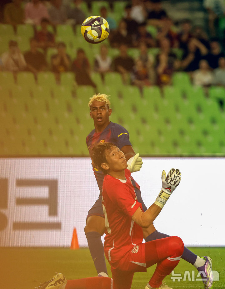 [대구=뉴시스] 이무열 기자 = 4일 대구 수성구 대구스타디움 경기장에서 열린 ‘FC바르셀로나 2025 아시아투어 에디션’ FC바르셀로나와 대구FC의 경기. FC바르셀로나 라민 야말이 슛을 하고 있다. 2025.08.04. lmy@newsis.com