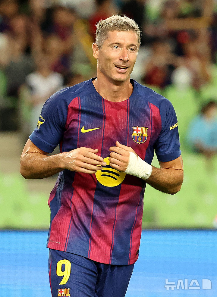 [대구=뉴시스] 이무열 기자 = 4일 대구 수성구 대구스타디움 경기장에서 열린 ‘FC바르셀로나 2025 아시아투어 에디션’ FC바르셀로나와 대구FC의 경기. FC바르셀로나 레반도프스키가 두 번째 골을 넣은 뒤 기뻐하고 있다. 2025.08.04. lmy@newsis.com