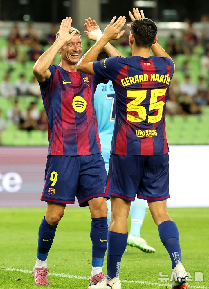 [대구=뉴시스] 이무열 기자 = 4일 대구 수성구 대구스타디움 경기장에서 열린 ‘FC바르셀로나 2025 아시아투어 에디션’ FC바르셀로나와 대구FC의 경기. FC바르셀로나 레반도프스키가 두 번째 골을 넣은 뒤 기뻐하고 있다. 2025.08.04. lmy@newsis.com