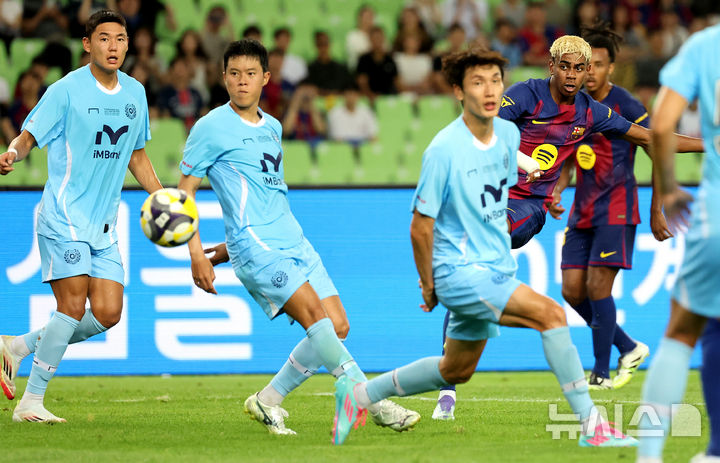 [대구=뉴시스] 이무열 기자 = 4일 대구 수성구 대구스타디움 경기장에서 열린 ‘FC바르셀로나 2025 아시아투어 에디션’ FC바르셀로나와 대구FC의 경기. FC바르셀로나 라민 야말이 슛을 하고 있다. 2025.08.04. lmy@newsis.com