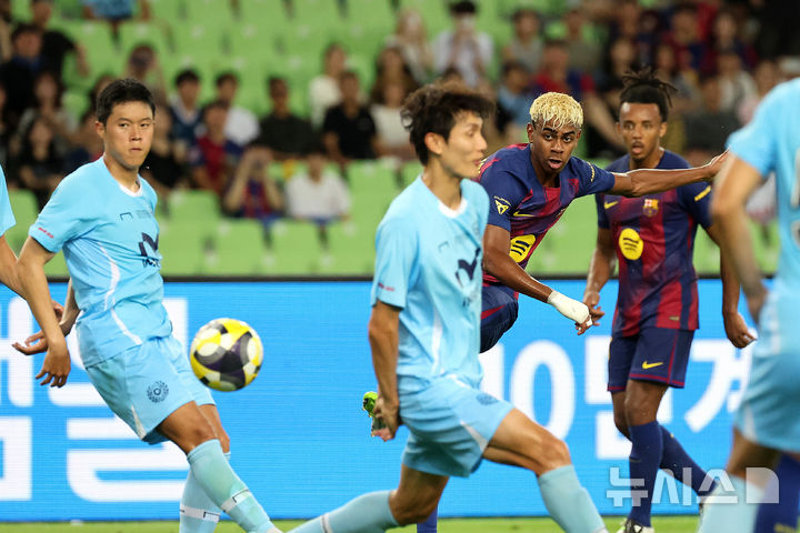 [대구=뉴시스] 이무열 기자 = 4일 대구 수성구 대구스타디움 경기장에서 열린 ‘FC바르셀로나 2025 아시아투어 에디션’ FC바르셀로나와 대구FC의 경기. FC바르셀로나 라민 야말이 슛을 하고 있다. 2025.08.04. lmy@newsis.com