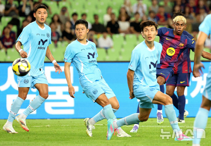 [대구=뉴시스] 이무열 기자 = 4일 대구 수성구 대구스타디움 경기장에서 열린 ‘FC바르셀로나 2025 아시아투어 에디션’ FC바르셀로나와 대구FC의 경기. FC바르셀로나 라민 야말이 슛을 하고 있다. 2025.08.04. lmy@newsis.com