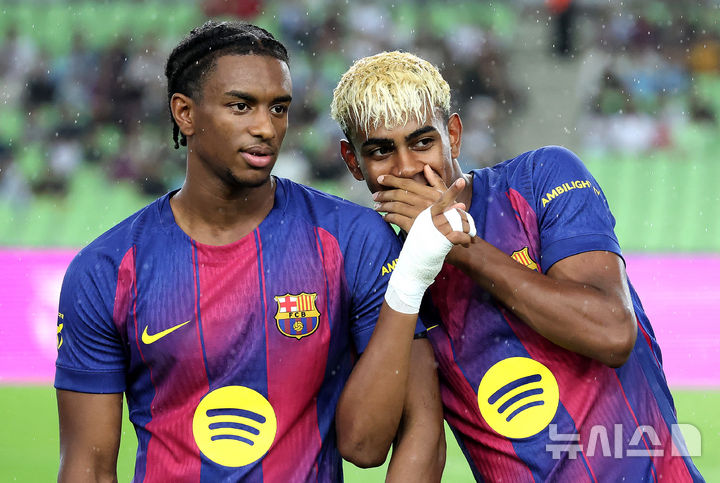 [대구=뉴시스] 이무열 기자 = 4일 대구 수성구 대구스타디움 경기장에서 열린 ‘FC바르셀로나 2025 아시아투어 에디션’ FC바르셀로나와 대구FC의 경기 시작 전 FC바르셀로나 라민 야말과 쥘 쿤데가 대화하고 있다. 2025.08.04. lmy@newsis.com