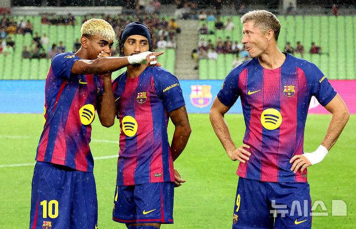 [대구=뉴시스] 이무열 기자 = 4일 대구 수성구 대구스타디움 경기장에서 열린 ‘FC바르셀로나 2025 아시아투어 에디션’ FC바르셀로나와 대구FC의 경기 시작 전 FC바르셀로나 라민 야말과 하피냐가 대화하고 있다. 2025.08.04. lmy@newsis.com