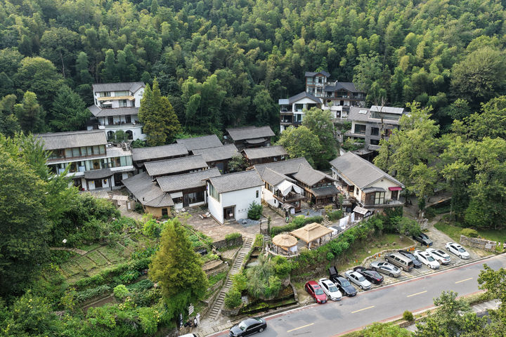 [난창=Xinhua/뉴시스] 최근 28년 전 화장실에 버려졌던 중국인 여성이 네덜란드에서 박사가 되어 친부모와 상봉했다. 사진은 중국 장시성 난창의 한 마을 전경. 2026.03.23.