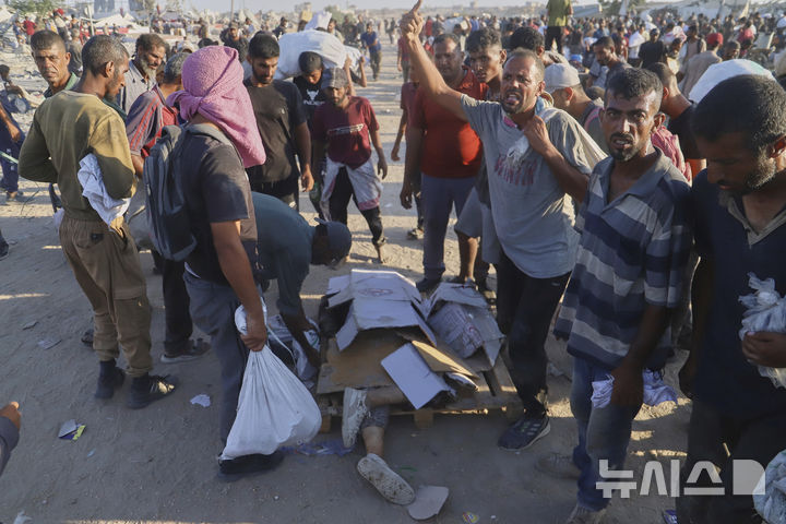 [라파=AP/뉴시스] 4일(현지 시간) 가자지구 남부 라파 인근에 모라그 회랑을 따라 이동하는 인도적 지원 차량에 접근하려다 트럭에 치인 한 여성의 시신이 놓여 있다. 2025.08.05.