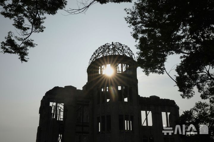 [히로시마=AP/뉴시스]일본 히로시마(広島)에서 5일 원자폭탄으로 희생된 한국인을 추모하는 위령제가 열렸다. 사진은 지난달 9일 일본 히로시마에 위치한 '원자폭탄 돔'의 모습. 1915년 히로시마현 산업장려관으로 활용되던 이 돔은 1945년 8월 6일 미국이 투하한 원자폭탄으로 파괴됐다. 2025.08.05.