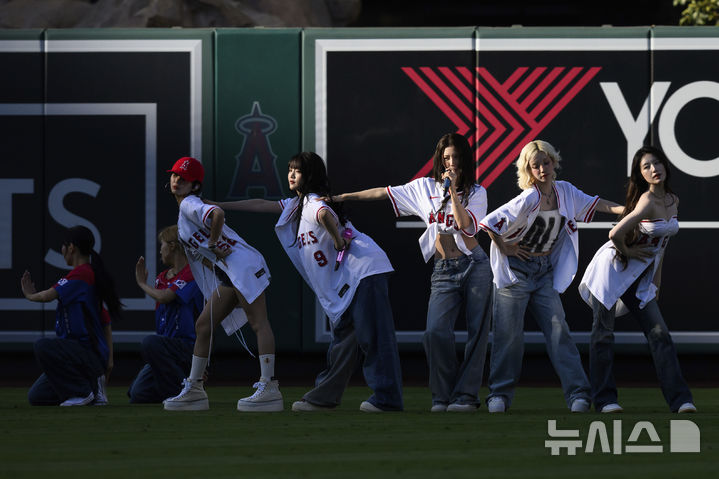 [애너하임=AP/뉴시스] 걸 그룹 '아이들'이 4일(현지 시간) 미 캘리포니아주 애너하임의 에인절 스타디움에서 열린 2025 메이저리그 탬파베이 레이스와 LA 에인절스의 경기에 앞서 공연을 펼치고 있다. 2025.08.05.