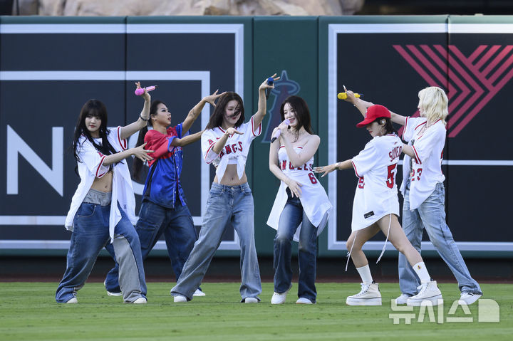 [애너하임=AP/뉴시스] 걸 그룹 '아이들'이 4일(현지 시간) 미 캘리포니아주 애너하임의 에인절 스타디움에서 열린 2025 메이저리그 탬파베이 레이스와 LA 에인절스의 경기에 앞서 공연을 펼치고 있다. 2025.08.05.