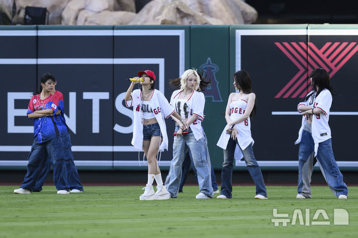 [애너하임=AP/뉴시스] 걸그룹 '아이들'이 4일(현지 시간) 미 캘리포니아주 애너하임의 에인절 스타디움에서 열린 2025 메이저리그 탬파베이 레이스와 LA 에인절스의 경기에 앞서 공연을 펼치고 있다. 2025.08.05.