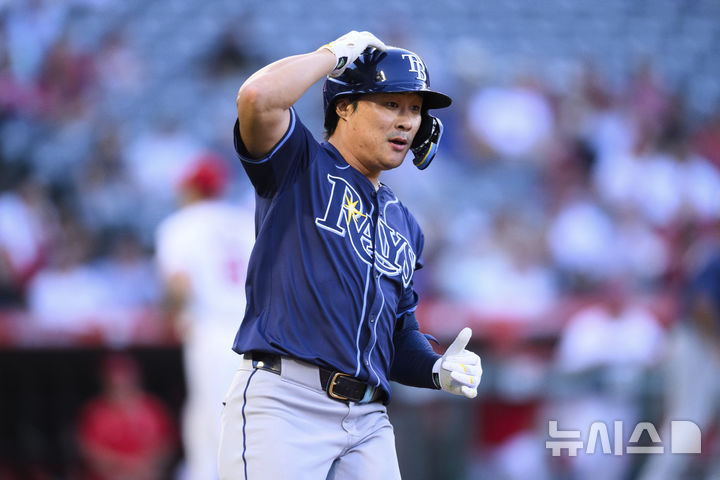 [애너하임=AP/뉴시스] 탬파베이 레이스 김하성이 4일(현지 시간) 미 캘리포니아주 애너하임의 에인절스타디움에서 열린 2025 MLB LA 에인절스와 경기에 2번 타자 2루수로 선발 출전해 1회초 무사 2루에 상대 선발 기쿠치 유세이를 상대로 우전 안타를 뽑아내고 있다. 2025.08.05.