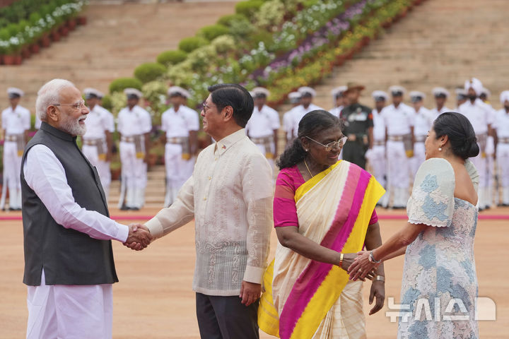[뉴델리=AP/뉴시스] 나렌드라 모디(왼쪽) 인도 총리와 드라우파디 무르무(오른쪽 세 번째) 인도 대통령이 5일(현지 시간) 뉴델리 대통령궁에서 페르디난드 마르코스 주니어 대통령 내외를 영접하고 있다. 마르코스 대통령은 8일까지 인도를 국빈 방문했다. 2025.08.08.