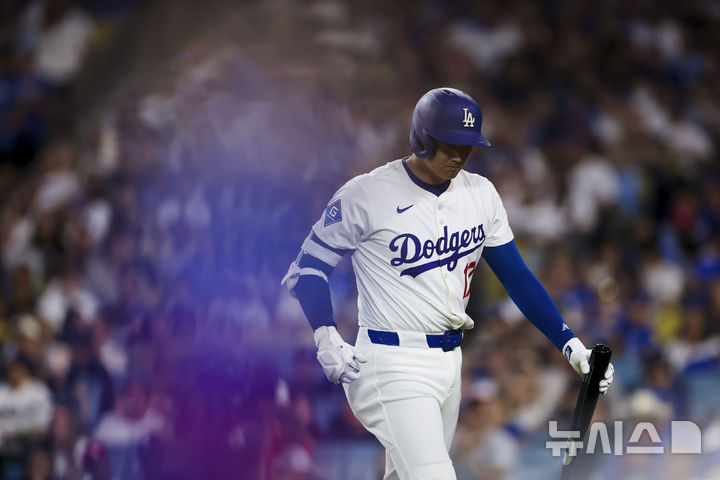 [로스앤젤레스=AP/뉴시스] LA 다저스의 오타니 쇼헤이가 4일(현지 시간) 미국 캘리포니아주 로스앤젤레스 다저스타디움에서 열린 2025 MLB 세인트루이스 카디널스와의 경기에서 6회말 안타 없이 물러나고 있다. 2025.08.05.