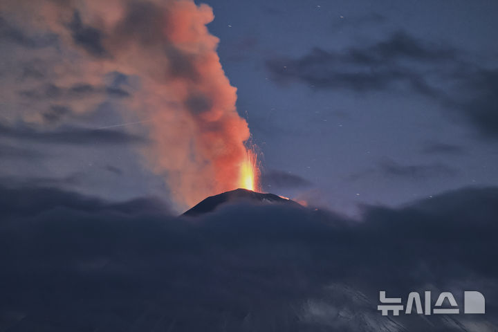 [캄차카반도=AP/뉴시스] 러시아 화산지진학 연구소가 제공한 사진에 4일(현지 시간) 러시아 캄차카반도 북부, 세계에서 가장 높은 활화산 중 하나인 클류쳅스카야 화산이 분화해 화산재를 내뿜고 있다. 이 화산이 분화하면서 화산재가 6㎞ 높이까지 솟아오른 것으로 알려졌다. 