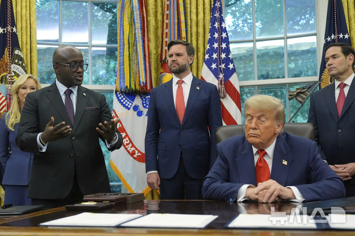 [워싱턴=AP/뉴시스]도널드 트럼프 미 대통령 뒤에 배석해 있는 JD 밴스 부통령과 마코 루비오 국무장관 겸 국가안보보좌관. 트럼프가 측근들에게 두 사람 중 누가 후계자로 나을 지를 끊임없이 타진하는 것으로 전해진다. 2026.3.11.