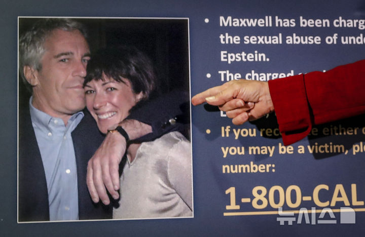 [AP/뉴시스]아동성범죄자로 기소된 뒤 교도소에서 자살한 제프리 엡스타인(왼쪽) 오랜 동반자로 아동성매매 혐의로 20년 형을 복역중인 기슐레인 맥스웰. 2025.8.12. 