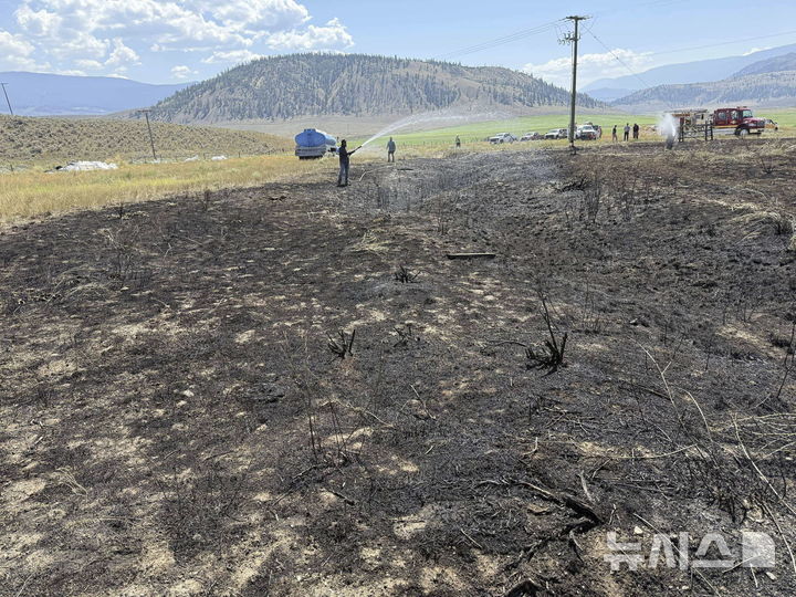 [애쉬크로프트=AP/뉴시스] 지난달 30일 캐나다 브리티시컬럼비아 주 애쉬크로프트 남쪽에서 발생한 산불을 진압하는 사람들의 모습. (사진=캐나다 애쉬크로프트 소방구조대 제공) 2025.8.10