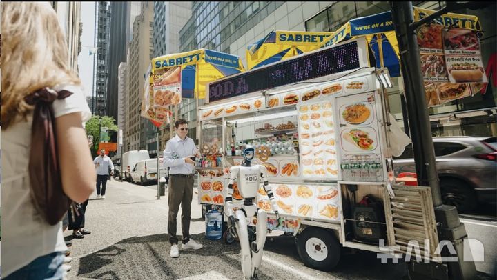 [뉴시스]신발 가게에 들어가 운동화를 신어 보는 로봇.(사진=뉴욕포스트) 