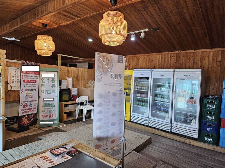 [대전=뉴시스] 국립농산물품질관리원이 지난달 한달동안 서해안해수욕장 일대 농축산물 원산지 표시 집중 단속을 벌여 적발한 원산지 거짓표시 보령의 한 캠핑장 내부 모습. (사진=국립농산물품질관리원 충남지원 제공) 2025.08.05. photo@newsis.com *재판매 및 DB 금지