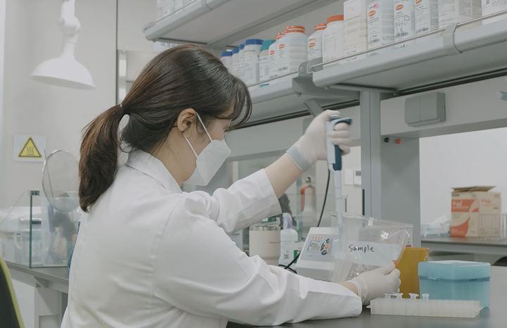 [성남=뉴시스] 성남식품연구개발지원센터 소속 연구원이 식품분석을 하고 있다.(사진=성남시 제공)2025.08.05.photo@newsis.com *재판매 및 DB 금지