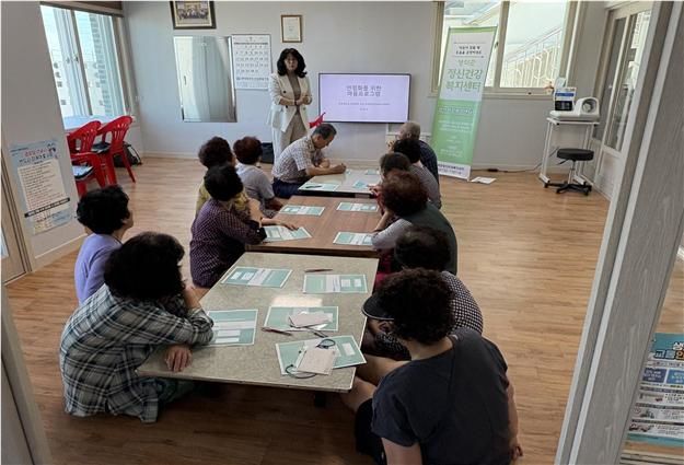 [안동=뉴시스] 산불피해 주민 마음회복 지원 프로그램. (사진=경북도 제공) 2025.08.05. photo@newsis.com *재판매 및 DB 금지