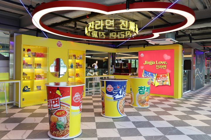 [서울=뉴시스] 오뚜기의 '해피냠냠 라면가게' 한강버스 압구장 선착장점. photo@newsis.com *재판매 및 DB 금지